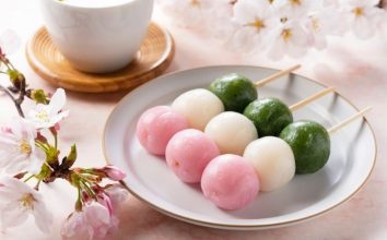 Hanami Dango: Pembe, Beyaz ve Yeşil Renklerde Geleneksel Japon Tatlısı