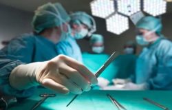 İngiltere’de doktor skandalı! Neşter bulamayınca İsviçre çakısı kullandı!