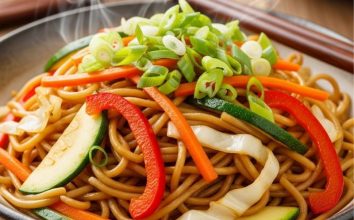 Sebzeli Yakisoba Tarifi: Renkli Noodle Yemeği
