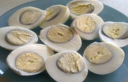 Yumurtanın sarısı neden yeşil rengine bürünür? Uzmanlar uyarıyor: Sakın yemeyin!